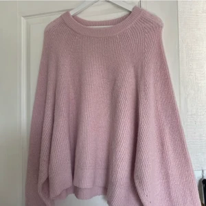 Ljusrosa stickad 💗 - Ljusrosa stickad från Asos strl 40. Väldigt mysig, något nopprig men inget som påverkar användningen 💗