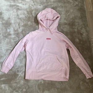 Levis hoodie storlek S - En mysig hoodie från Levis storlek S. Den är knappt använd och väldigt fint skick