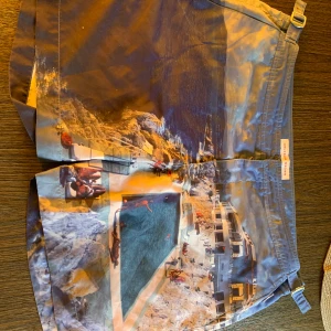 Orlebar Brown badbyxor  - Säljer ett par riktigt schyssta badbyxor av märket orlebar brown strl 36  Sitter som M/L Nypris 2699:- Använda väldigt sällan och då givetvis med kalsonger, så Svinbra kvalle och skick!!