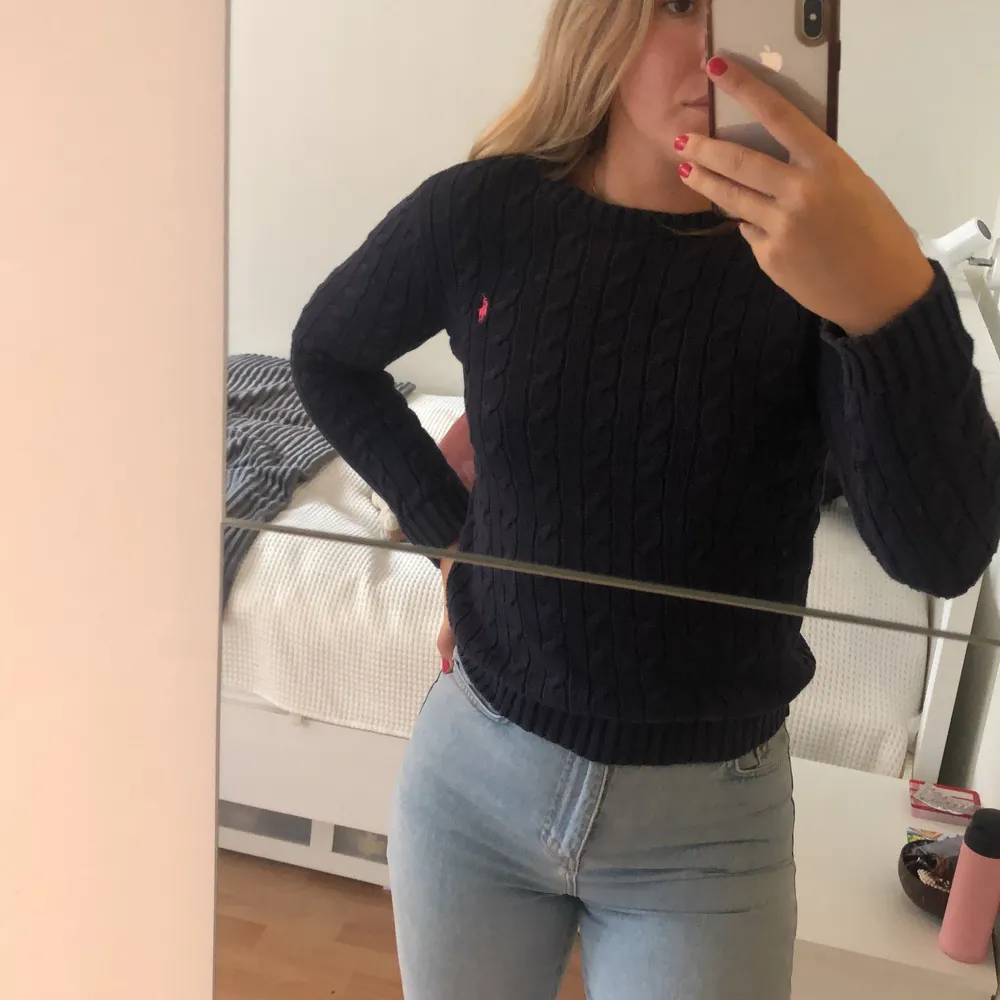 Ralph Lauren tjocktröja. Kommer inte till använding. Sparsamt använd. Bra kvalite. Går ej att köpa längre. Strl XS men passar en S också.. Tröjor & Koftor.