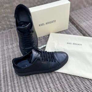 Svarta axel artigaro skor  - Axel arigato skor som är använda några  gånger och i rätt fintskick (6/10)  Stl 41  Kvitto finns  Box, påse mm kommer med   Nypris: 1800 kr 