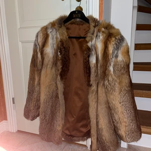Pälsmantel äkta räv - Pälsmantel i äkta räv storlek 40. Mycket gott skick. Köptes på auktion för cirka 3500kr. Pris kan diskuteras vid snabb affär. Vid frågor IG @realmiskk