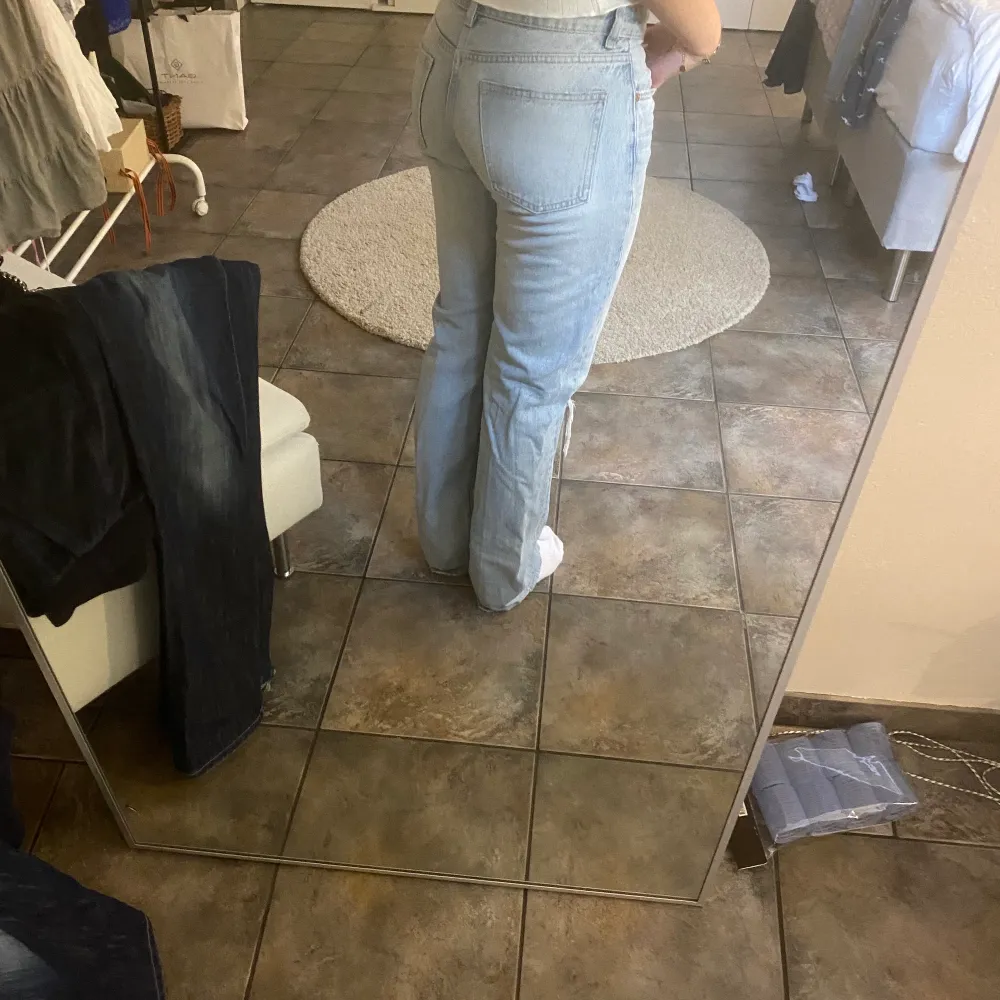 Zara jeans i modellen straight mid waist, med hål. Inga defekter💝💝. Jeans & Byxor.