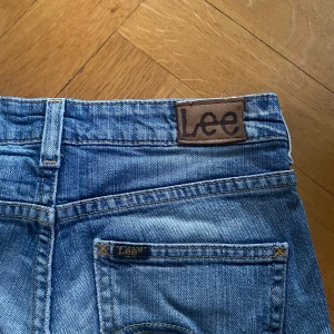 LEE jeansshorts - Assnygga shorts från Lee. Midjemått 71cm