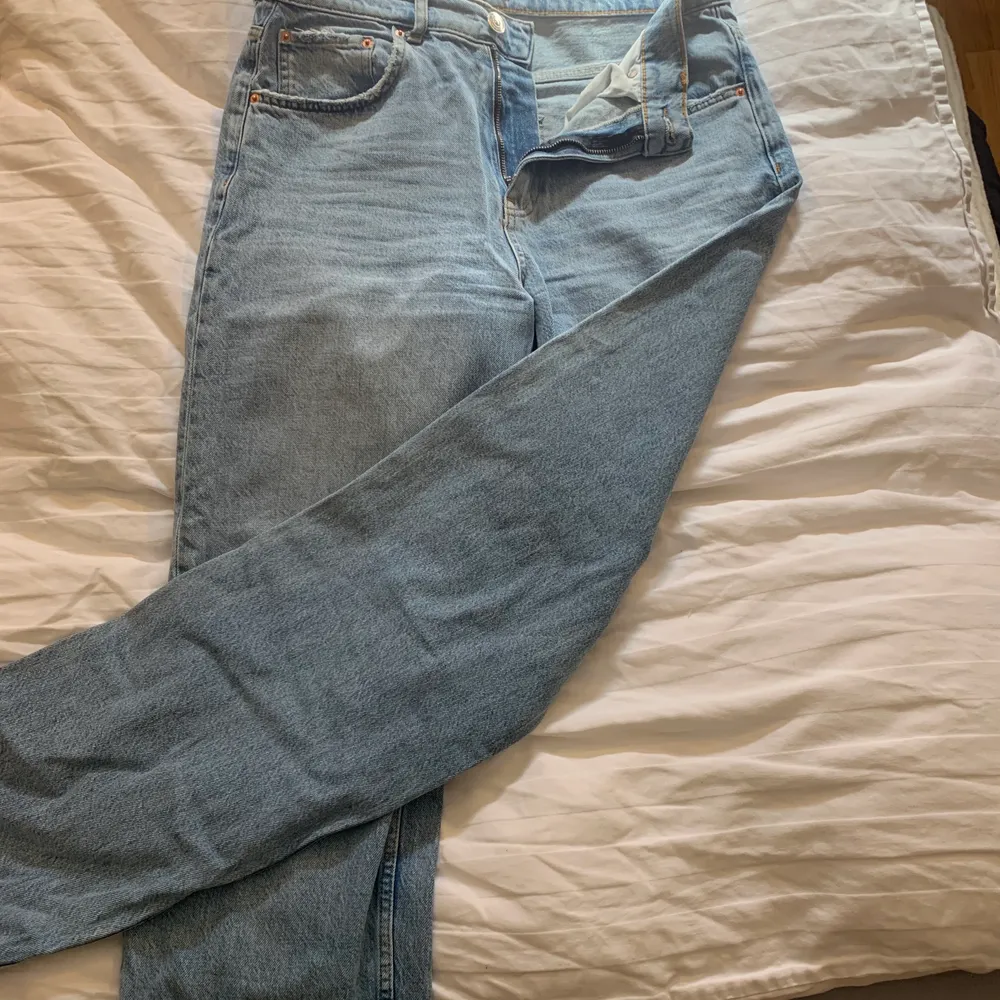 As fina blåa jeans ifrån Gina Tricot som jag tyvärr måste sälja då dem blivit förstora för mig efter kroppsförändringar! De är full length och är typ 1-2 cm förkorta för mig som är 180 cm lång. (Frakten ej inkluderad, så 250+66 kr)  :))). Jeans & Byxor.