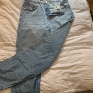 Jeans Gina Tricot, storlek 40 (full length) - As fina blåa jeans ifrån Gina Tricot som jag tyvärr måste sälja då dem blivit förstora för mig efter kroppsförändringar! De är full length och är typ 1-2 cm förkorta för mig som är 180 cm lång. (Frakten ej inkluderad, så 250+66 kr)  :)))