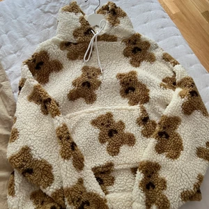 Fluffig björnhonors🤍 - Höstens mysigaste hoodie med björnar på, min favorit men används inte tillräckligt mycket :/ Sjukt gosig och hur gullig som helst 🥹