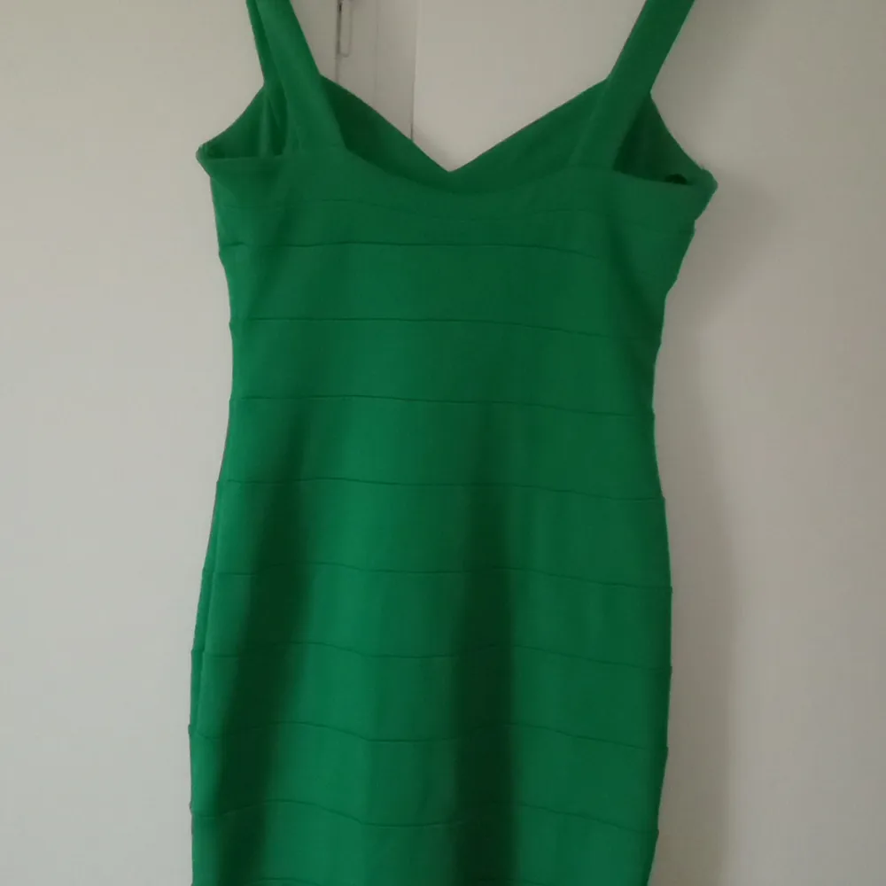 Storlek 36/38 Super fin grön färg, tajt klänning. . Klänningar.