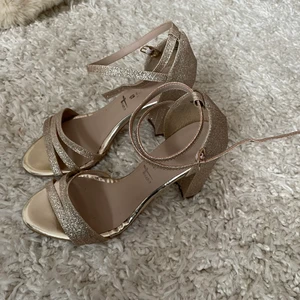 Klackar glittriga  - Strl. 38 