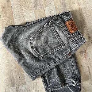 Levis vintage - Säljer mina gråa baggy vintage jeans från Levis. Säljer då de är för stora för mig. Slitningar nertill. Strl 38/40 men beror på vilken passform man vill ha! 350kr