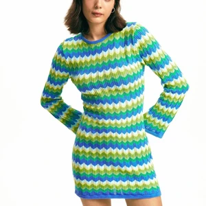 TRENDIG KLÄNNING💚💙 - Säljer denna trendiga klänning i storlek S, som tyvärr inte kommer till användning 💚💙 Aldrig använd!! Utgångspris: 200kr   