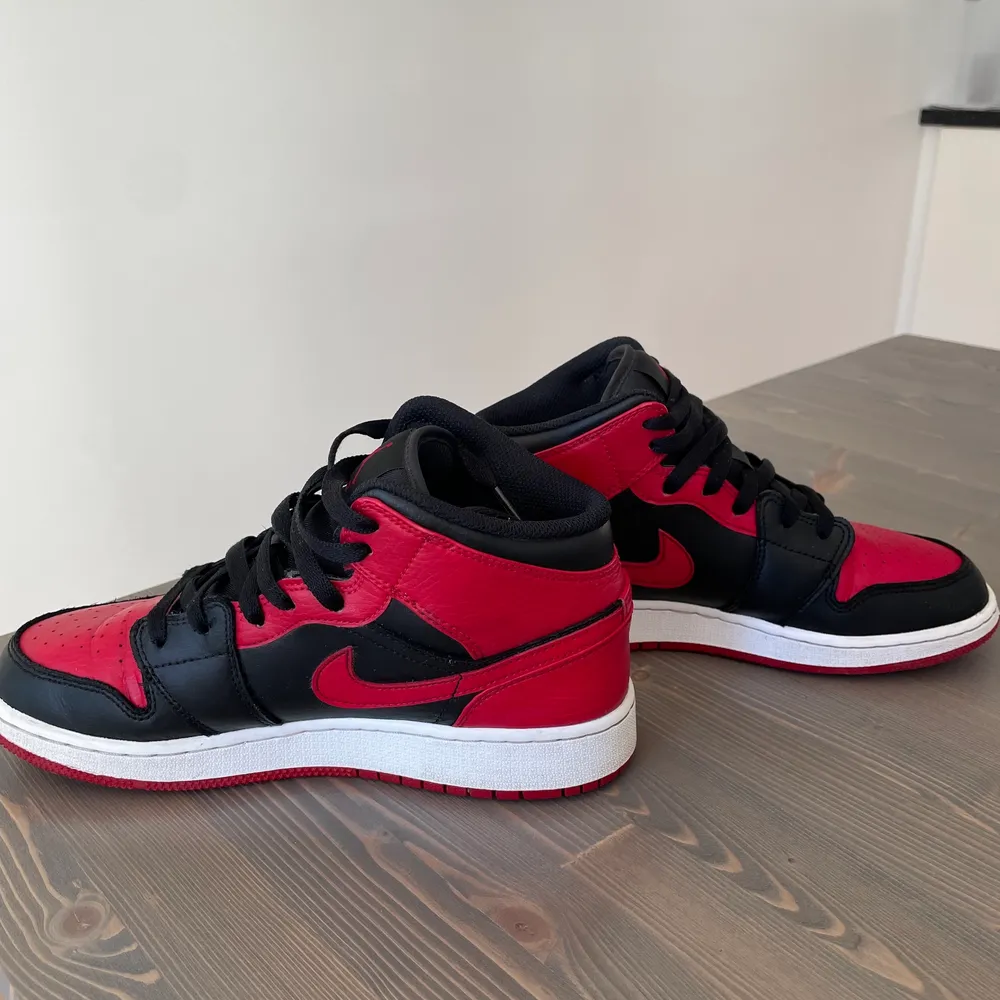 säljer dessa jätte snygga jordan 1 mid banned 2020 (gs) för kommer inte till användning längre. Knappt använda och ser som nya ut. Köpta från restock hösten 2021 för ca 1300kr. Köparen står för frakt 💕. Skor.