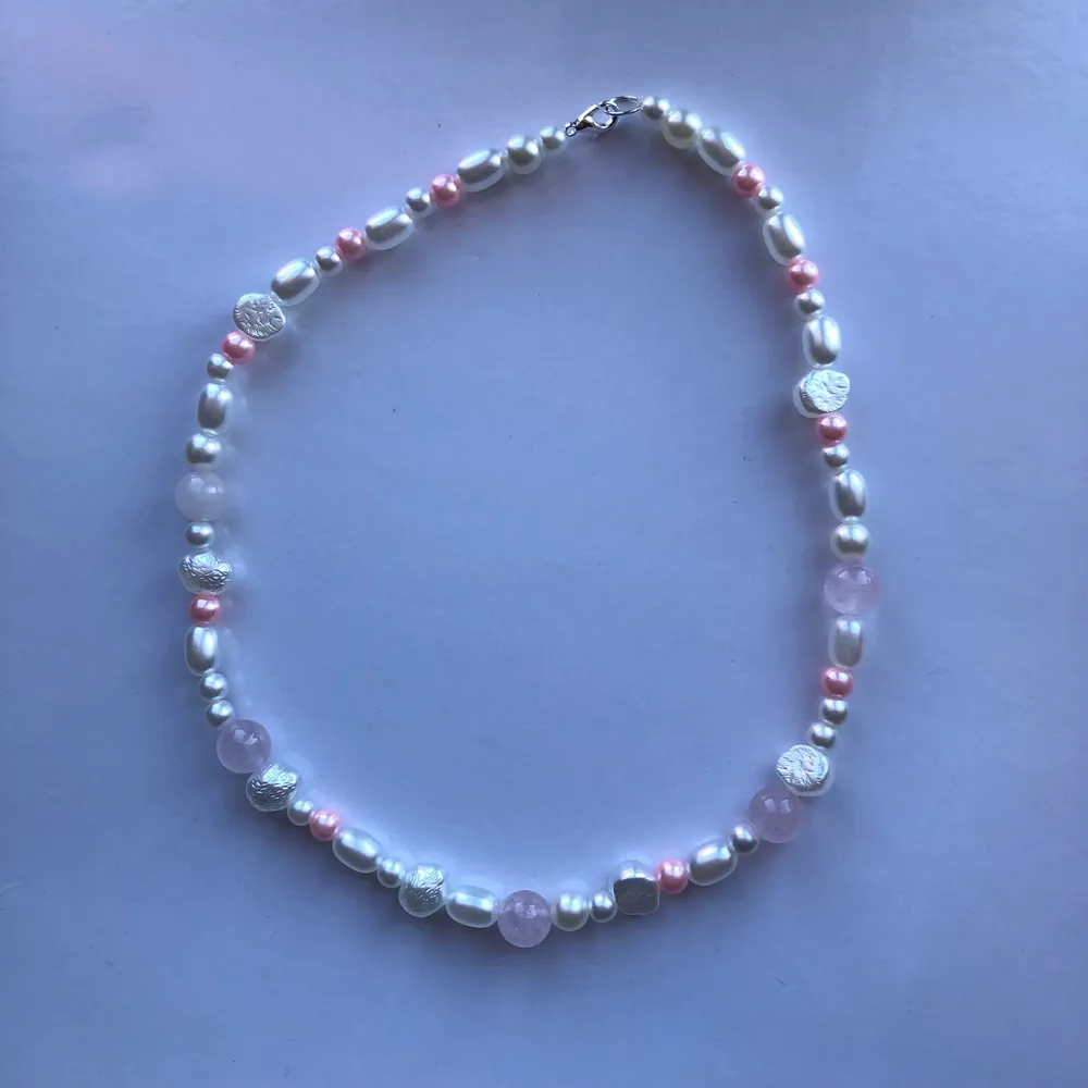 Handgjort pärlhalsband med rosenkvarts 💖 frakt 13kr betalning via swish 🌸. Accessoarer.