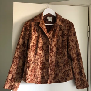 Kavaj/jacka - Kort kavaj/jacka i härligt mönster. Köpt på second hand, aldrig använt! Obs liten i storleken 