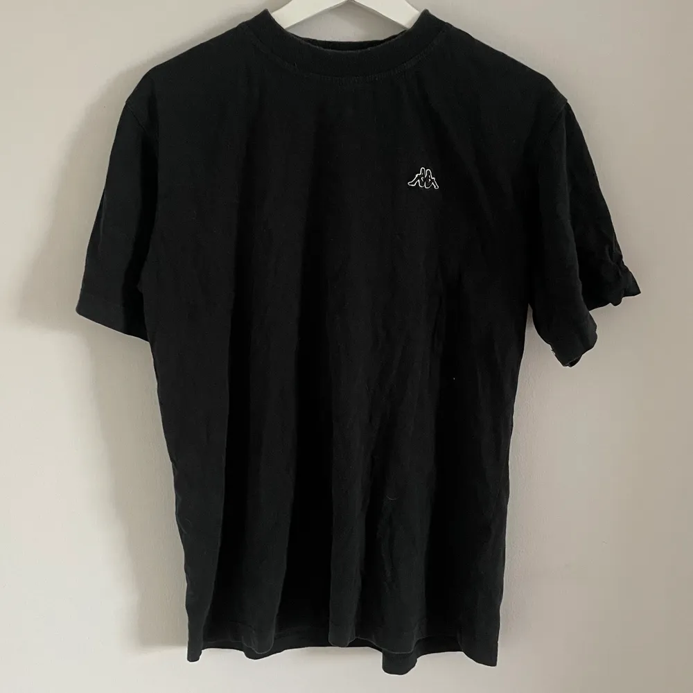 Stilren svart Kappa t-shirt som passar till allt 💛 Säljs pga att jag har många andra svarta t-shirts. . T-shirts.