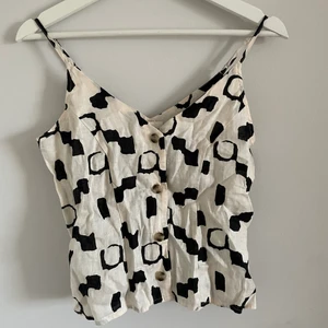 Linne topp  - Jättesöt topp i linne material och mönstrat tyg som tyvärr aldrig kommit till använding 💕 Kan frakta (köparen står för fraktkostaden) 📦 eller mötas upp i Örebro. 