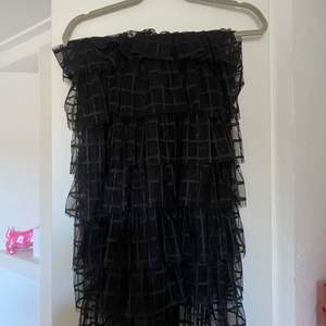Svart kjol i meshtyg, från Coster Copenhagen som ger en så fin siluett!!  Använd 1 gång och har tyvärr hängt i garderoben sedan dess! I storlek 36 men passar även 38💕  !Sista bilder är lånad! 