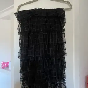 Svart kjol i meshtyg, från Coster Copenhagen som ger en så fin siluett!!  Använd 1 gång och har tyvärr hängt i garderoben sedan dess! I storlek 36 men passar även 38💕  !Sista bilder är lånad! 