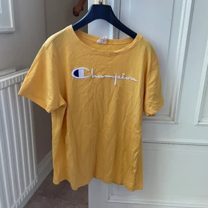 Champion tshirt - Säljer en gul champion T-shirt som är använd ett fåtal gånger. I väldigt fint skick. Köpare står för frakt