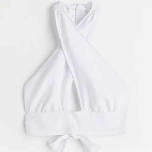 HALTERNECK TOP - slutsåld halterneck topp från H&M! storlek S, knyte i fram & bak, kan alltså justeras precis som du vill att den ska sitta 🤍   oanvänd! 