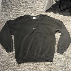 Iets frans sweatshirt - Iets frans sweatshirt sällan använd utan fläckar. Stl S men sitter större. Köpt för ca 600kr. Köpare står för frakten. 