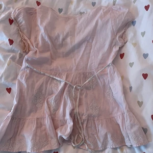 odd molly topp - supersöt odd molly blus/topp som passar xs-m, beroende på hur man vill att den ska sitta. sista bilden är från förra säljaren. färgen är väldigt ljust rosa. <3