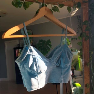 Blått velvet-linne - Ljusblått linne i velvet och superfin design! Justerbara band och ett ”bh-knäppe” baktill. Den är väldigt stretchig och har knappt blivit använd!