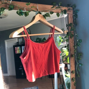 Oranget linne - Fint croppat linne i en lite mer korall-aktig orange, ribbat material och bra passform.