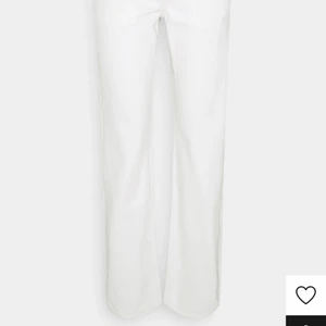 Lågmidjade jeans - Säljer mina fina jeans från weekday i modellen arrow low straight jeans. Säljer de då de inte kommer till användning💕 köpte de för 500 kr men säljer för 200❤️‍🔥. Knappt använda och är i storleken 27/32. Ni väljer frakten och betalar den🥰 Skriv om ni skulle vilja ha fler bilder eller hur de ser ut på💕