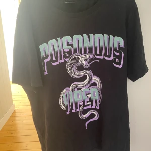 T shirt med tryck  - En t shirt med tryck  från ginatricot i storlek S. Det är bra kvalite och inte speciellt använd. ❤️ 