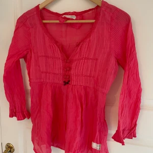 Odd Molly blus Nyskick - Fin rosa färg med spets detaljer. Inköpt på Odd Molly för 900kr. Nyskick
