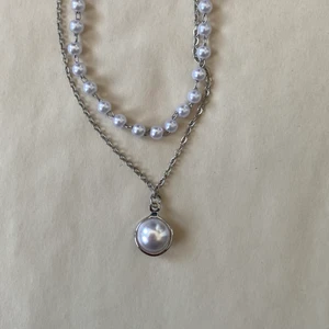 pearl halsband🤍🐚 - jätte gulligt halsband med två kedjor, köpt på fastfahion:( skriv om du har frågor eller om du är intresserad så diskuterar vi priset tillsammans <3 +frakt. 13kr tror jag🤍
