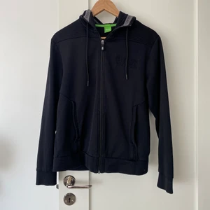 Hugo Boss tröja - Säljer den för att den sitter liten på mig, annars bra skick.