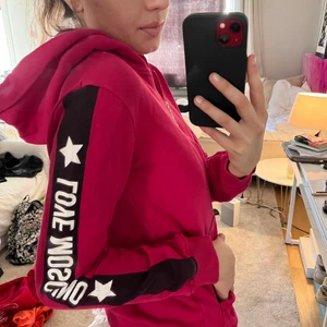 Rosa hoodie - Rosa moschino hoodie. Köpt cirka 1 år sedan för cirka 3000. Står love Moschino på båda sidorna av armarna 