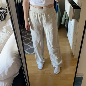 Linnebyxor - Superfina beiga linnebyxor som knappt är använda. Alltså i super bra skick. Storlek M men passar från xs-m då dom är stretchiga.💓💓KÖPAREN STÅR FÖR FRAKTEN SOM ÄR 66KR💓💓