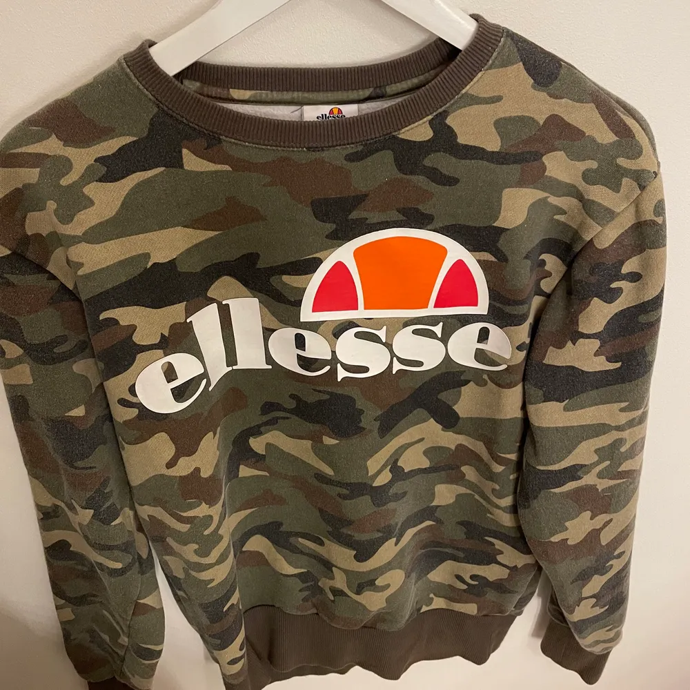 Kamouflage färgad sweatshirt från Ellesse                           Cond: 9/10                                                                              Storlek: S                                                                               Nypris: ca 600kr. Tröjor & Koftor.