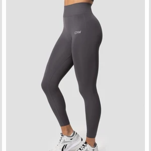 ICIW TIGHTS - Träningstights från iciw ( icaniwill) storlek XS. Köpta här på plick men aldrig använda av mig pga för små. Spruckna vid rumpan se sista bilden ( därav priset)💖