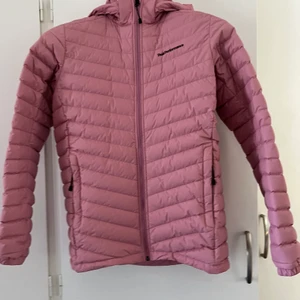 Gammelrosa Peak jacka - Säljer en gammelrosa peak performance jacka i nyskick. Storlek 170 men sitter även som en Small.