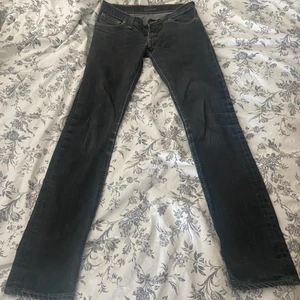 Lågmidjade jeans - Lågmidjade jeans i storlek 27/34! Från Deminbirds. Köpte dem här på Plick! Skitsnygga men tyvärr för små för mig😭  benlängden är ca 75,5 cm. Måttet från sida till sida i midjan är 35 cm. Köparen står för frakt💙 skriv privat för frågor eller liknanade🥰