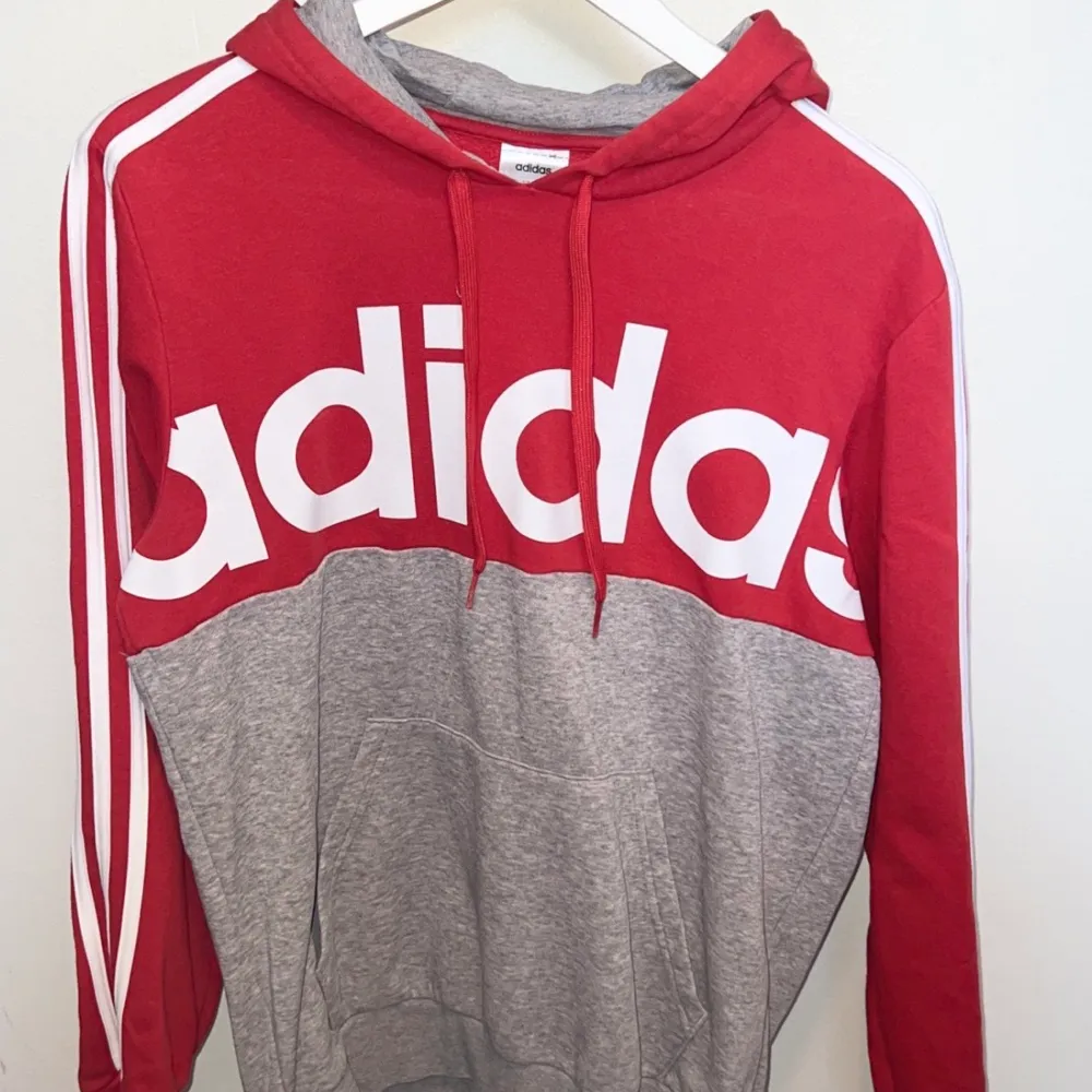 En cool adidas hoddie i röd och grå. Storlek S❤️ Nypris ca400kr (Äkta). Hoodies.