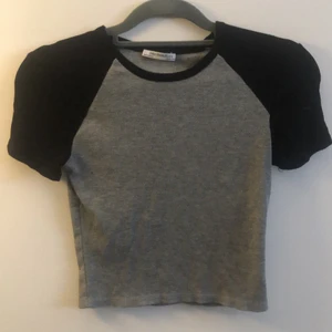 Söt topp - Snygg t-shirt /topp som inte kommer till andvändning ! Väldigt bekväm och i bra skick.