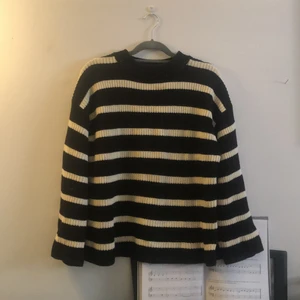 HM - Jag säljer en svart och vit tröja från hm som inte kommer till användning. Den är väldigt bra skick och mycket bekväm. Skriv om du har några frågor!