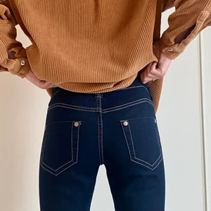 Utsvängda byxor - Mörkblå jeans i mjuk kvalite💕