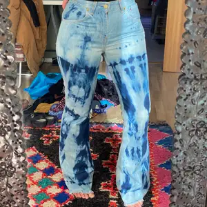 Super coola Levis jeans med batikmönster. Strl W29 L32 men är nog lite små i storleken. Topp skick!