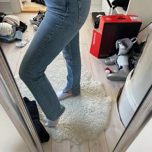 Jeans från zara med slits på båda benen inåt 