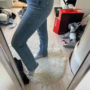 Zara jeans  - Jeans från zara med slits på båda benen inåt 