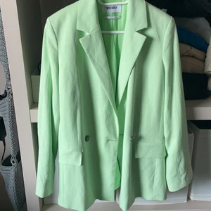 Grön blazer  - Blazer från weekday, använd en gång. I storlek 34