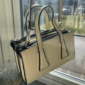 Väska - Supersöt väska ifrån zara bra skick!