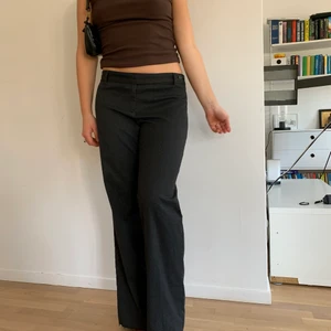 Mörkgråa kostymbyxor  - Utsvängda kostymbyxor, möts upp på söder eller så står köparen för frakt💕