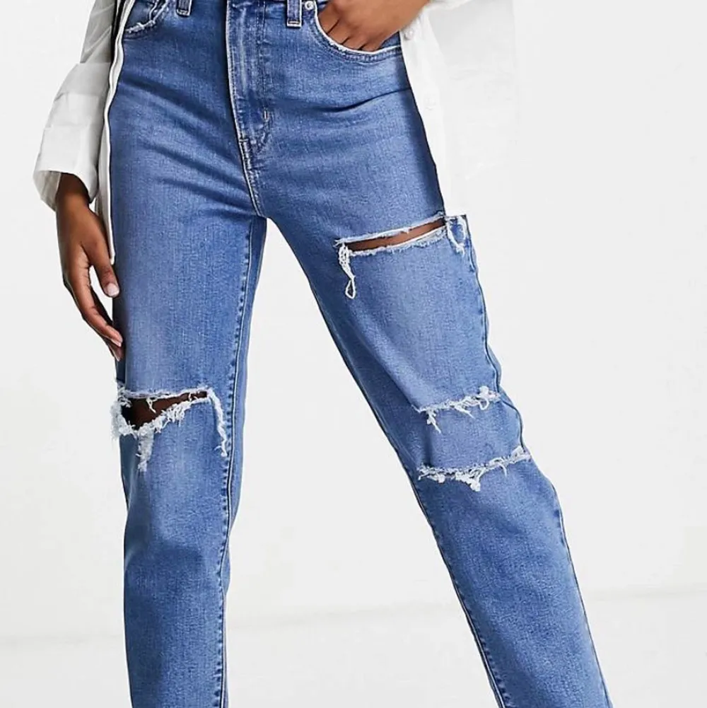 Helt nye blå Levi’s mom jeans. De er aldrig brugt, da de desværre var for store til mig.    Str. W31 L27  Nypris: 579 DKK / 802 SEK  Skriv endelig for flere billeder eller ved spørgsmål☺️. Jeans & Byxor.